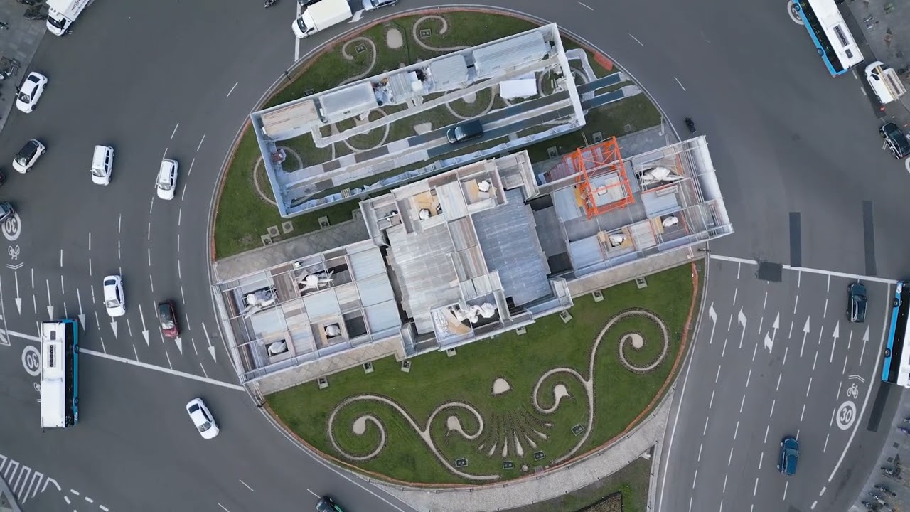 Fotografía de vista cenital de la Puerta de Alcalá con los medios auxiliares instalados para su restauración.