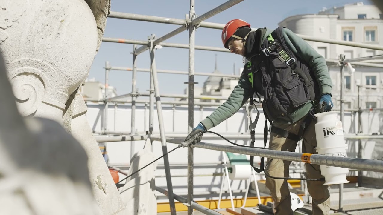 Fotografía de trabajos de restauración y limpieza de los conjuntos escultóricos de la Puerta de Alcalá.