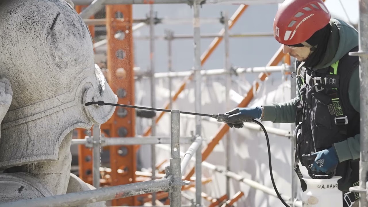 Fotografía de trabajos de restauración y limpieza de los conjuntos escultóricos de la Puerta de Alcalá.